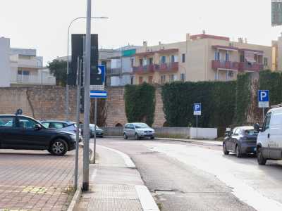 Ed ecco apparire davanti ai nostri occhi la parete in pietra che delimitava la masseria